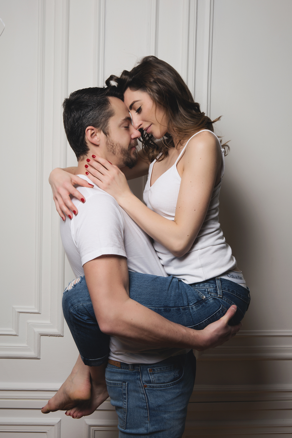séance photo d'un couple engagelent a Paris dans leur appartement 