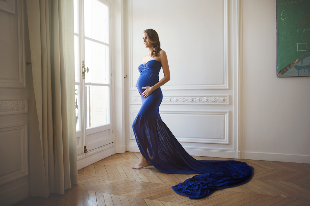 reportage photo d'une femme enceinte dans un appartment à Paris en couple bord de fenetre