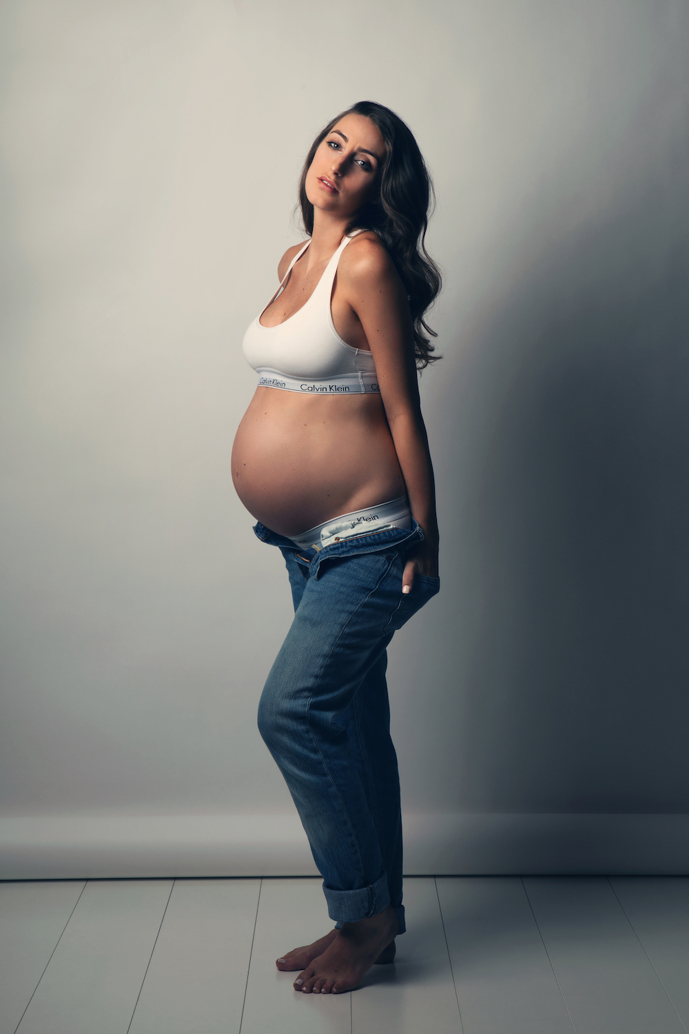 Séance-photo-femme-enceinte-grossesse-Paris-en-mode-lifestyle