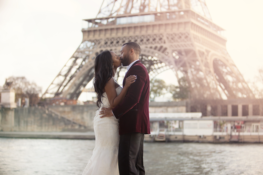 Séance photo couple devant la célébre Tour Eiffel
