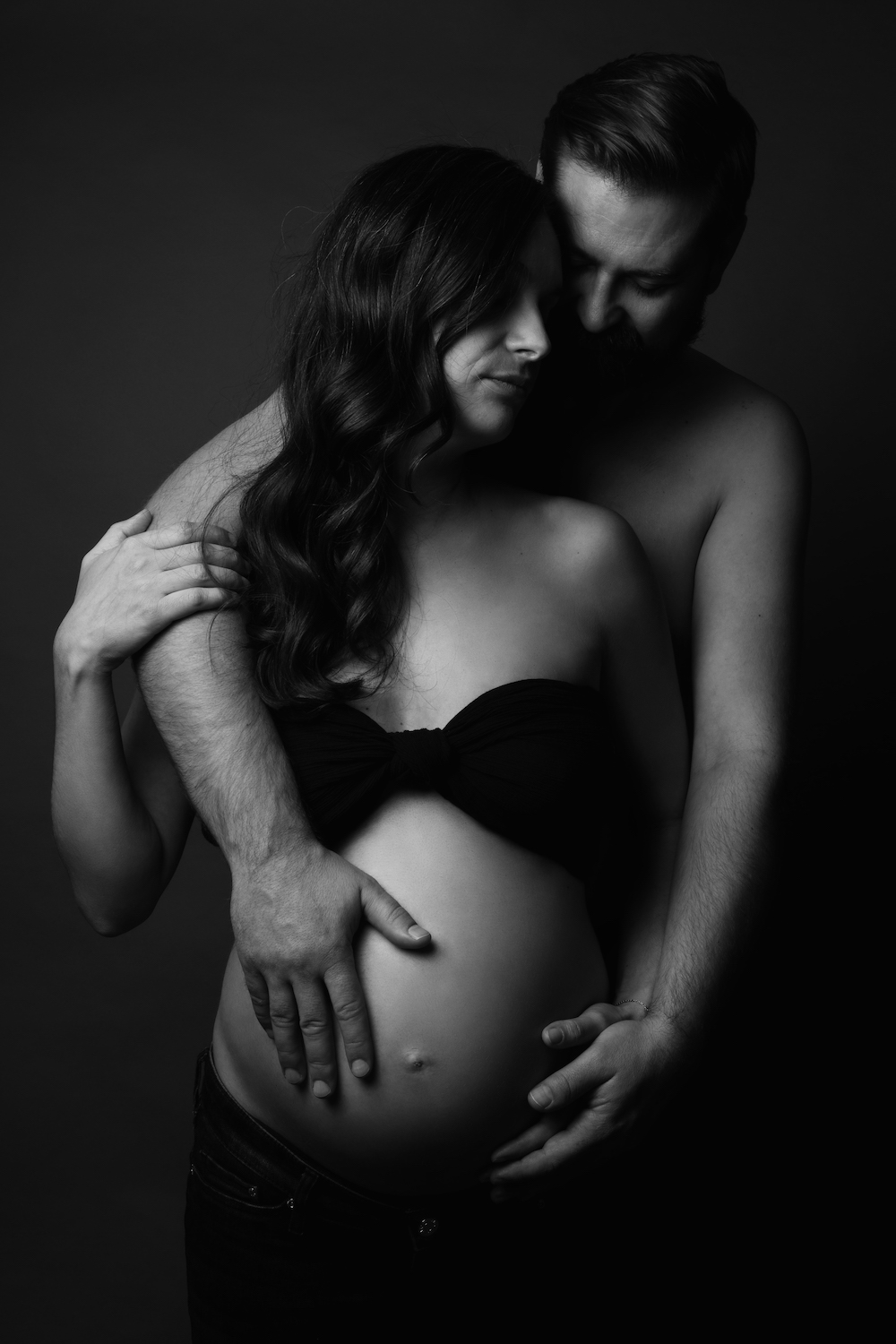 Photographie femme enceinte en noir et blanc avec conjoint